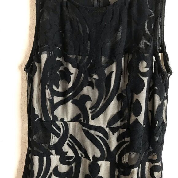 ‎Sheer lace overlay gown - Picture 10 of 10